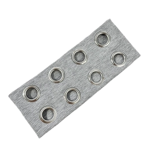 Bandeau large en tricot gris style punk avec sept œillets métalliques argentés sur fond blanc