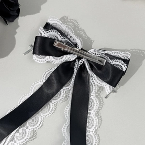 Barrette nœud gothique en satin noir avec dentelle blanche et croix en argent