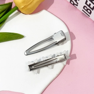 Coffret rose avec épingles à cheveux étoile et pince canard cœur sur présentoir
