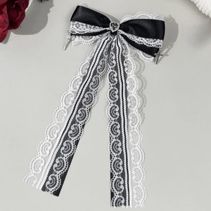 Détail de la pince à cheveux gothique avec ruban noir, dentelle et pendentifs de croix argent