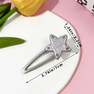 Détail d'une pince à cheveux étoile rose avec texte Nice Day et strass, taille 7cm x 3,2cm