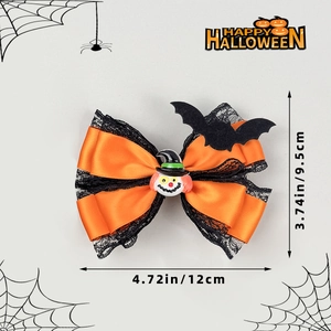 Détail d'une pince à cheveux d'Halloween avec ruban orange, dentelle et mascotte citrouille