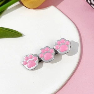 Barrette à cheveux rose avec trois motifs pattes de chat et bordure en métal argenté