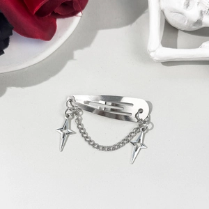 Barrette argentée Y2K avec pendentif étoile et chaîne sur fond esthétique sombre