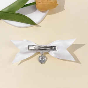 Eleganter weißer Satin-Schleifen-Haarclip mit Herzanhänger und Krokodilklemme aus Metall