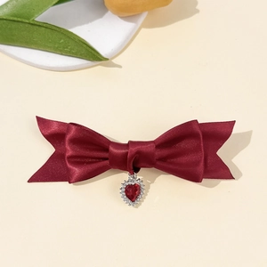 Eleganter weinroter Satin-Haarclip mit funkelndem Herzanhänger und Strasssteinen