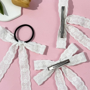 Elegantes Set aus weißen Spitzenhaarnadeln und Haargummi mit Blumenstickerei
