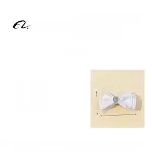 Dimensions détaillées pour une barrette à nœud en dentelle blanche avec strass cœur