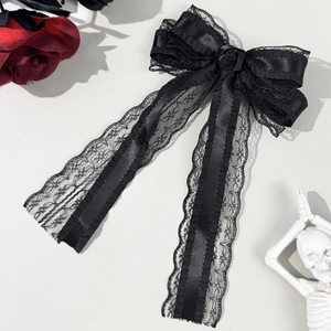 Dettaglio di fermaglio per capelli gotico con pizzo nero, rose e nastri lunghi