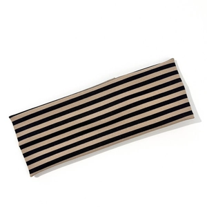 Close-up of the knitted texture and black-brown striped pattern on the elastic headband