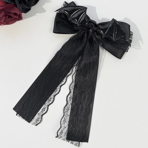 Détail de la pince à cheveux gothique noire avec dentelle, ailes de chauve-souris et rose