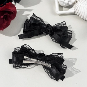 Barrettes gothiques en dentelle noire avec roses en tissu et pinces croco en métal