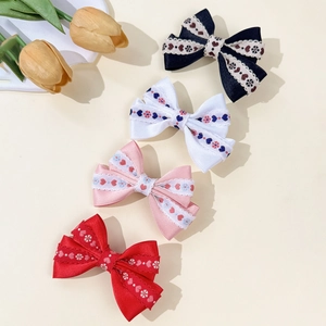 Barrettes nœuds en satin avec broderie cœur et fleurs en bleu, blanc, rose et rouge
