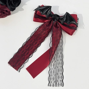 Barrette gothique en satin rouge avec dentelle noire, ailes de chauve-souris et une rose