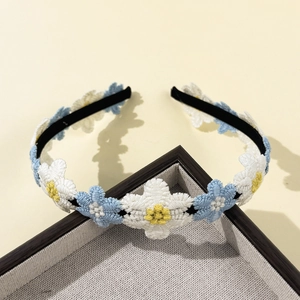 Cerchietto ricamato con margherite blu e bianche su una base sottile nera minimalista