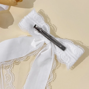 Elegante fermaglio per capelli a fiocco in pizzo bianco con nastro di raso e clip