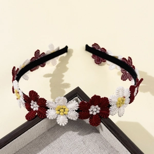Cerchietto floreale con margherite bianche e fiori rossi su pizzo nero sottile