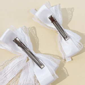Elegante set de pinzas para el cabello de encaje blanco con cintas de raso y metal