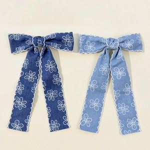 Lot de pinces à cheveux élégantes en denim avec fleurs et bordure ondulée en bleu clair et foncé