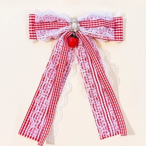 Details von karierter Schleife mit Spitze, Perle und Erdbeer-Anhänger für Haarschmuck