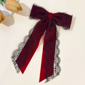 Dettaglio fiocco per capelli in velluto rosso con pizzo nero in stile vintage francese