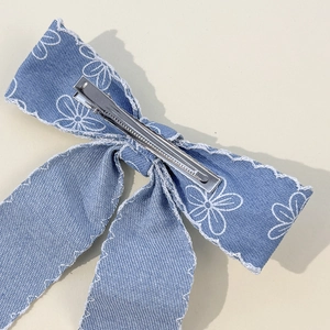 Pince à cheveux nœud en denim fleuri avec broderie blanche et clip bec de canard en argent