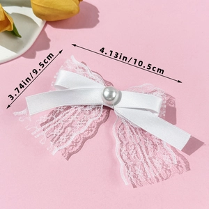 Vue détaillée du nœud en dentelle blanche avec perle et mesures de l'accessoire cheveux