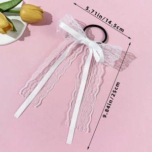 Détail du chouchou nœud en dentelle blanche montrant les dimensions 14,5 cm et 25 cm