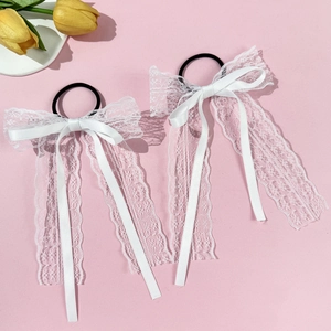 Lot de deux chouchous en dentelle à perles avec longs rubans blancs sur fond rose