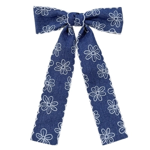 Barrette nœud en jean avec broderie marguerite blanche et bordures festonnées élégantes