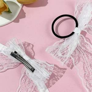 Ensemble pince à cheveux et chouchou avec nœud en dentelle blanche aux textures florales