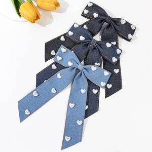 Lot de trois pinces à cheveux nœud en denim avec perles cœur en dégradé de bleu