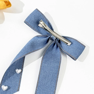 Barrette à cheveux en denim bleu avec nœud, accents de cœur argentés et coutures jaunes