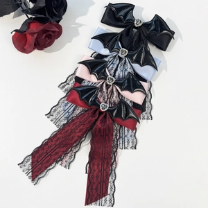 Gothic Fledermausflügel-Haarspangen mit Spitze in Schwarz, Blau, Rosa und Rot