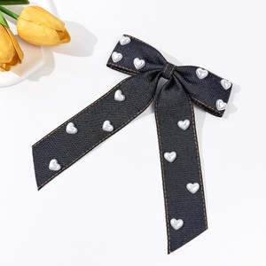 Barrette à cheveux en jean avec cœurs en perles et coutures orange pour style élégant