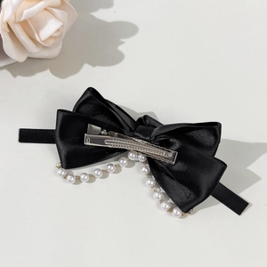 Eleganter schwarzer Satin-Haarclip mit Kunstperlenfransen und Rosendekor