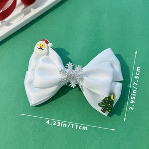 Barrette de Noël nœud blanc avec figurines Père Noël et sapin sur fond vert