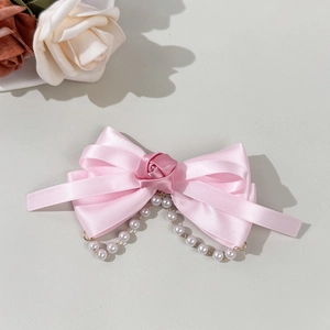 Rosa Satin-Schleifen-Haarspange mit Rose und hängenden Perlenquasten für elegante Frauen