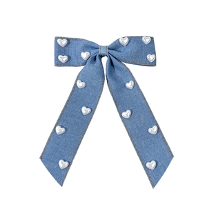Barrette nœud en denim bleu élégante avec rivets cœur argentés et surpiqûres brunes