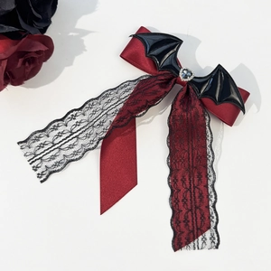 Makroaufnahme von Halloween Haarspange mit Spitze, Fledermausflügeln und Herz-Strassstein