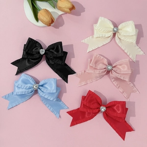 Lot de cinq barrettes à nœuds en satin avec strass en cœur de différentes couleurs