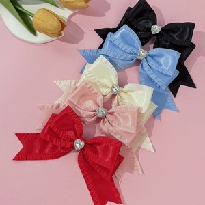 Lot de cinq barrettes noeud en satin à volants avec strass coeur en plusieurs couleurs