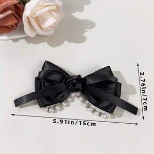 Eleganter Haarschmuck aus schwarzem Satin mit Stoffrose und Perlen-Quasten-Details