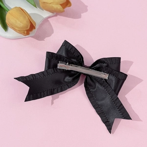 Pince à cheveux élégante en satin noir avec bords volantés sur fond floral rose