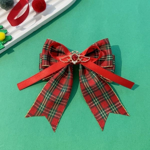 Detail von Weihnachts-Haarspange mit rotem Karomuster, Herz-Edelstein und Perlen