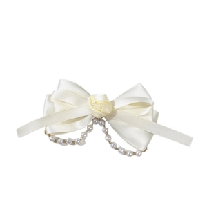 Eleganter cremeweißer Seidenhaarschleifenclip mit Satinrose und hängenden Perlenfransen
