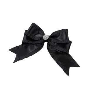 Barrette à cheveux élégante en satin noir avec strass cœur et bords à volants