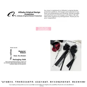 Détail du nœud à cheveux en dentelle noire avec pendentif croix et rubans élégants