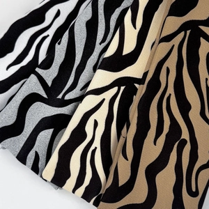 Détail de la texture en maille côtelée et des motifs zébrés en quatre coloris