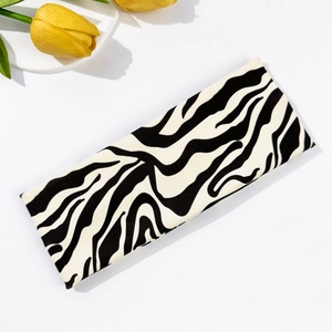 Détail d'un bandeau à motif zèbre avec texture côtelée et design élégant en noir et blanc